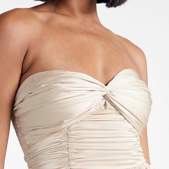 🔥 Express Satin Strapless Ruched Peplum Top Cream L Resort Party Chic ✨🌴 - Picture 2 of 6